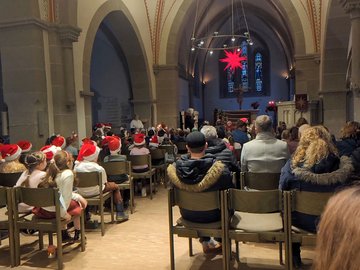 Schülerinnen und Schüler in der Stadtkirche